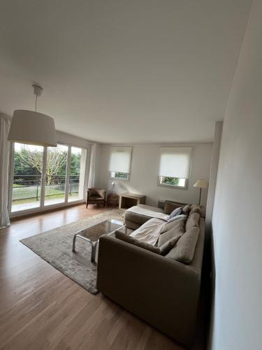 Bright and spacious 2 bedroom with balcony