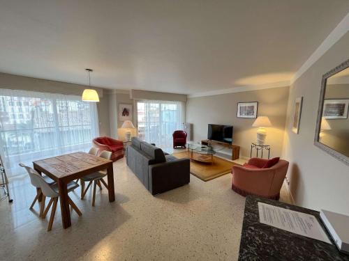 B052-Bel appartement spacieux grand balcon et garage