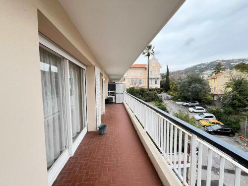 un balcon avec vue sur une rue dans l'établissement B052-Bel appartement spacieux grand balcon et garage, à Cannes