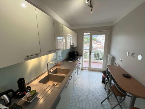 B052-Bel appartement spacieux grand balcon et garage