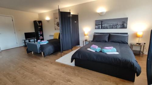 Postel nebo postele na pokoji v ubytování Modern Studio Flat in Wigan