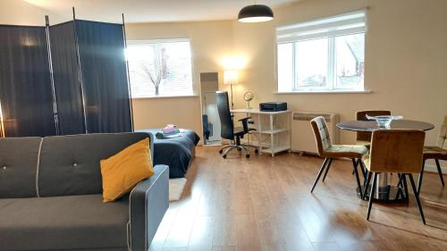 Posezení v ubytování Modern Studio Flat in Wigan