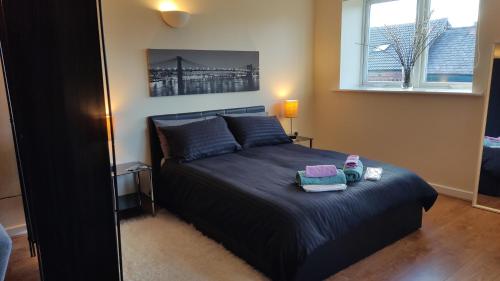 Postel nebo postele na pokoji v ubytování Modern Studio Flat in Wigan