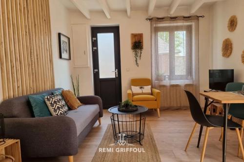 un salon avec un canapé et une table dans l'établissement Rive Sud - Charmante Maisonnette 2 P - Centre Ville, à Honfleur