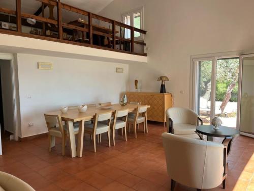 une salle à manger avec une table et des chaises dans l'établissement L'Hermitage- Monte Argentario, à Monte Argentario