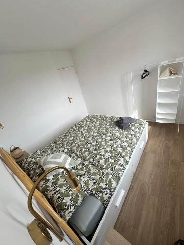 une petite chambre avec un lit dans une pièce dans l'établissement Apartment 4pers Saint Raphaël, à Saint-Raphaël