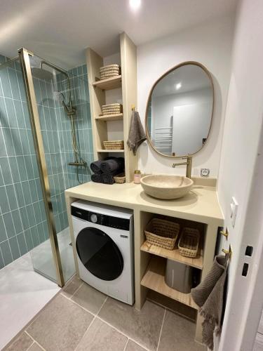 La salle de bains est pourvue d'un lave-linge et d'un miroir. dans l'établissement Apartment 4pers Saint Raphaël, à Saint-Raphaël