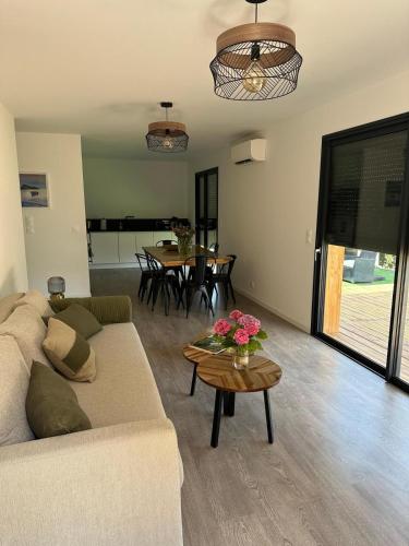 un salon avec un canapé et une table dans l'établissement Casa Juliette Maison bois, à Aléria