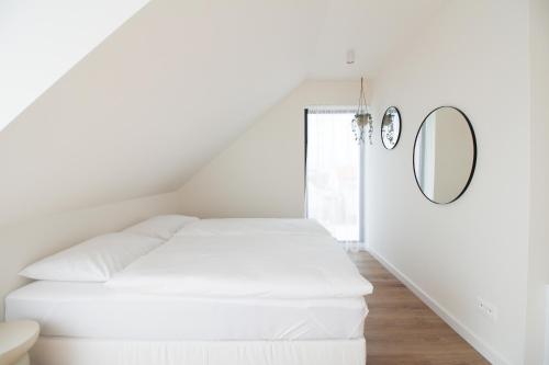 Postel nebo postele na pokoji v ubytování Rodinný apartmán se zahradou TRE Mikulov