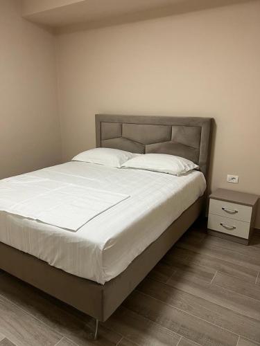 En eller flere senge i et værelse på Large Apartment 2