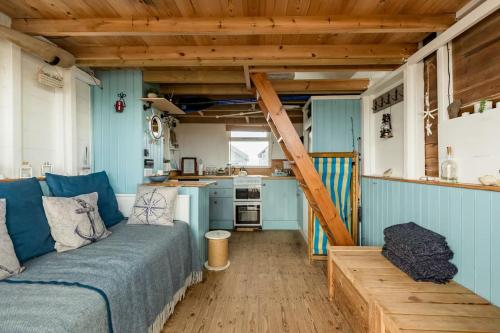 Kuchyň nebo kuchyňský kout v ubytování Stargazing Beach Hut on Mudeford Sandbank with wake up sea views
