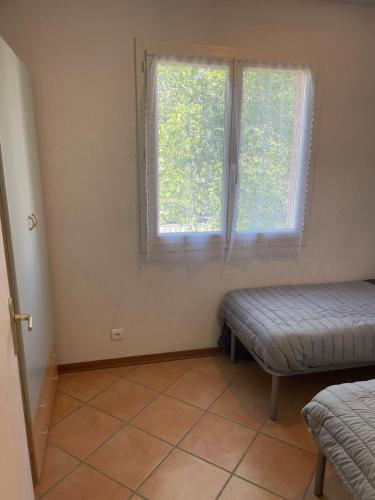 Cette petite chambre dispose d'une fenêtre, d'un lit et d'un siège de fenêtre. dans l'établissement Les Bulles de Mona Marina Corsa, à Ghisonaccia