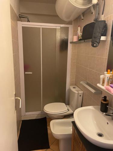 une salle de bain avec une douche, des toilettes et un lavabo dans l'établissement Les Bulles de Mona Marina Corsa, à Ghisonaccia