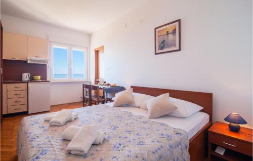 Posteľ alebo postele v izbe v ubytovaní Apartment Podstrana 4
