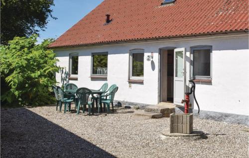 a group of chairs and a table in front of a house at Holiday Home Longelsevej in Illebølle