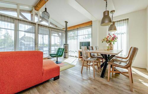 a living room with a red couch and a table at Bodelaeke-Grote Punter Luxe in Giethoorn