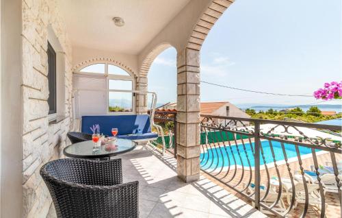 Bazén v ubytování Five-Bedroom Holiday Home In Kastel Novi nebo v jeho okolí