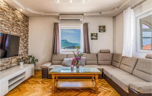 Posezení v ubytování Five-Bedroom Holiday Home In Kastel Novi