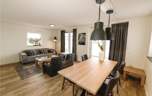 a living room with a table and a couch at Bodelaeke-Rietburg Wellness 4P in Giethoorn