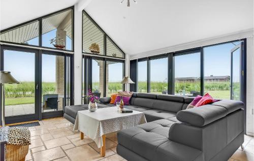 un soggiorno con un divano e un tavolo di Holiday Home Kirkholm Strandby Kw Juelsminde X a Sønderby