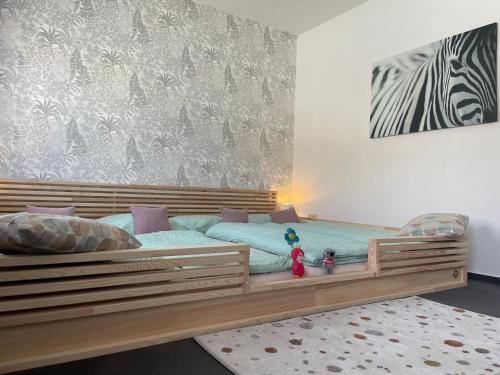 ボンにある500 Miles Apartmentsの子供用ベッドルーム(木製ベッド1台、ラグ付)