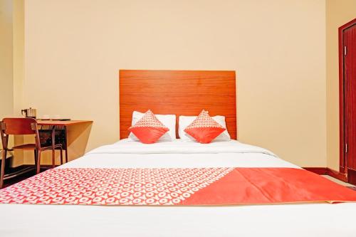 Un dormitorio con una cama con cabecero de madera. en Dancenter Pasteur Near Near Paris Van Java Mall, en Bandung