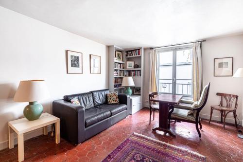 un salon avec un canapé et une table dans l'établissement GuestReady - Discover the Charm of Paris, à Paris