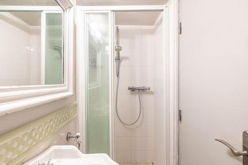 une salle de bain avec douche et lavabo dans l'établissement GuestReady - Discover the Charm of Paris, à Paris