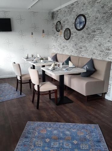 a dining room with a table and chairs at Gasthaus Knudsen in Utersum