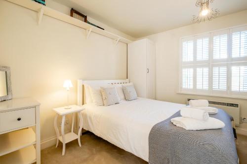 Ένα ή περισσότερα κρεβάτια σε δωμάτιο στο 2 Bell Lodge, Thorpeness