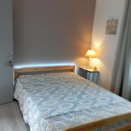 une petite chambre avec un lit dans une pièce dans l'établissement Gîte avec piscine partagée, à Saint-Martial-Viveyrol
