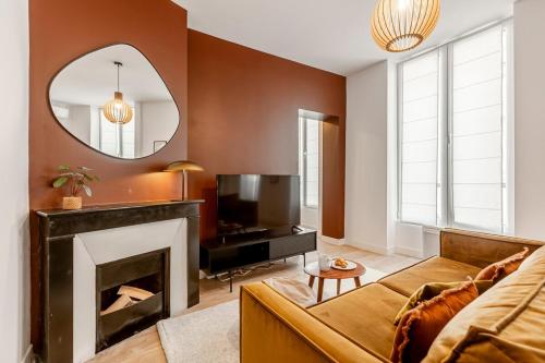 un salon avec une cheminée et un miroir dans l'établissement B21#République#Marais#3BedRooms#Paris03#Air-conditioning, à Paris