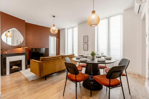 un salon avec une table, des chaises et un canapé dans l'établissement B21#République#Marais#3BedRooms#Paris03#Air-conditioning, à Paris