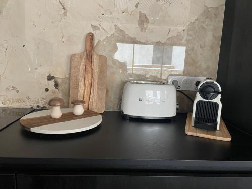 un comptoir noir avec un grille-pain et un grille-pain dans l'établissement chalet contemporain, à Formiguères