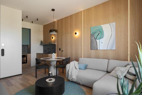 una sala de estar con un sofá y una mesa en Brabank Luxury Emerald Fitness&Sauna Free Parking by Grandview, en Gdansk