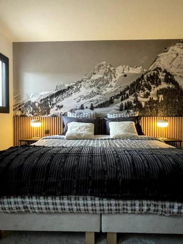 - une chambre avec un lit orné d'une fresque murale représentant la montagne dans l'établissement chalet contemporain, à Formiguères