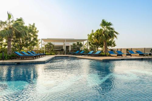 Bazén v ubytování Radisson Dubai Damac Hills nebo v jeho okolí