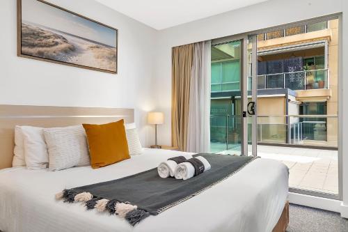 Una cama o camas en una habitación de Pier 108 Glenelg
