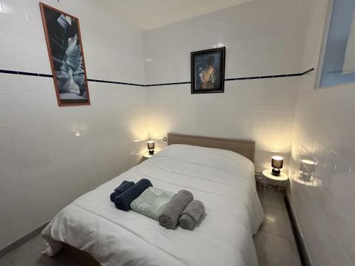 una camera da letto con un letto con asciugamani sopra di La terrasse de l'océan a Pléneuf-Val-André
