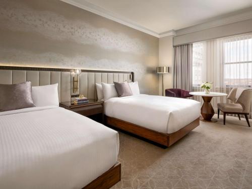Postel nebo postele na pokoji v ubytování Fairmont Hotel Macdonald