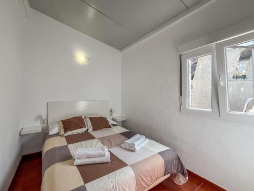 un dormitorio con una cama y una ventana en Lightbooking El Remo La Palma, en El Remo