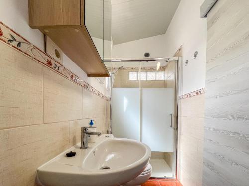 Un baño con lavabo y ducha en Lightbooking El Remo La Palma, en El Remo