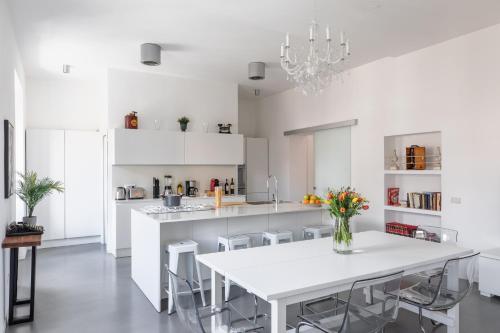 Trastevere Modern 4BR 4baths, WIFI, AC, custom kitchen, living room