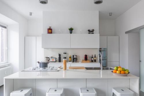 Trastevere Modern 4BR 4baths, WIFI, AC, custom kitchen, living room
