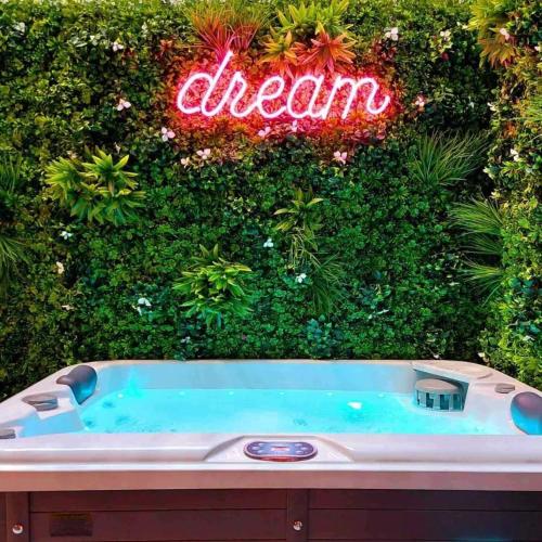 ピレウスにあるThe Dream Suiteの夢の看板前のバスタブ