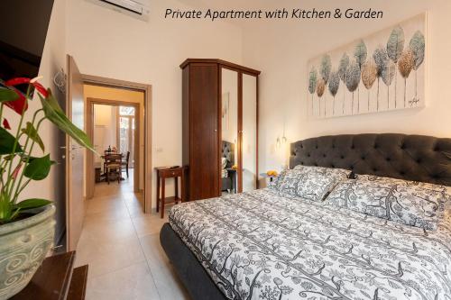 sypialnia z dużym łóżkiem w pokoju w obiekcie APARTMENT 20 we Florencji
