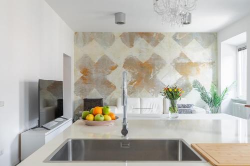 Trastevere Modern 4BR 4baths, WIFI, AC, custom kitchen, living room
