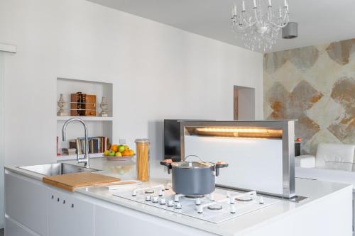 Trastevere Modern 4BR 4baths, WIFI, AC, custom kitchen, living room