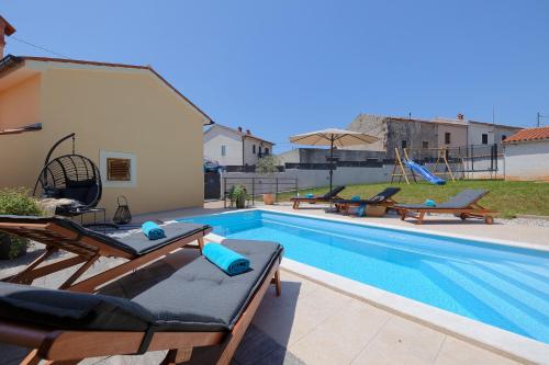 Πισίνα στο ή κοντά στο Villa Tonin for 6 people near Pula with jacuzzi & children playground