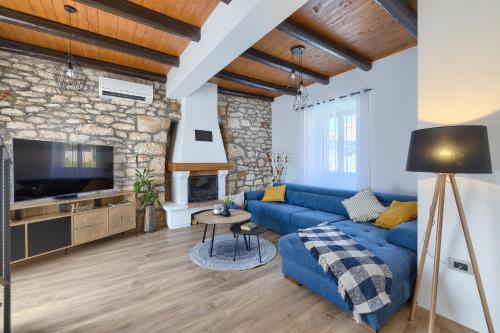 Μια τηλεόραση ή/και κέντρο ψυχαγωγίας στο Villa Tonin for 6 people near Pula with jacuzzi & children playground